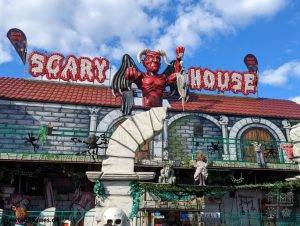 Mehr über den Artikel erfahren Scary House / Hansla